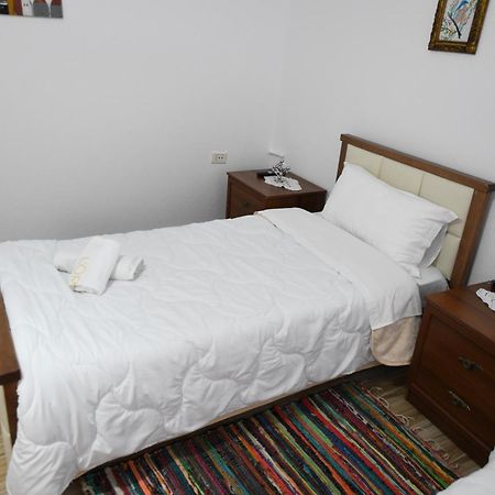 בראט Guest House Luli מראה חיצוני תמונה